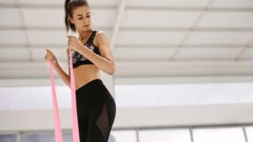 Esercizi con l'elastico fitness