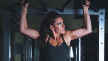 Allenamento bicipiti senza pesi